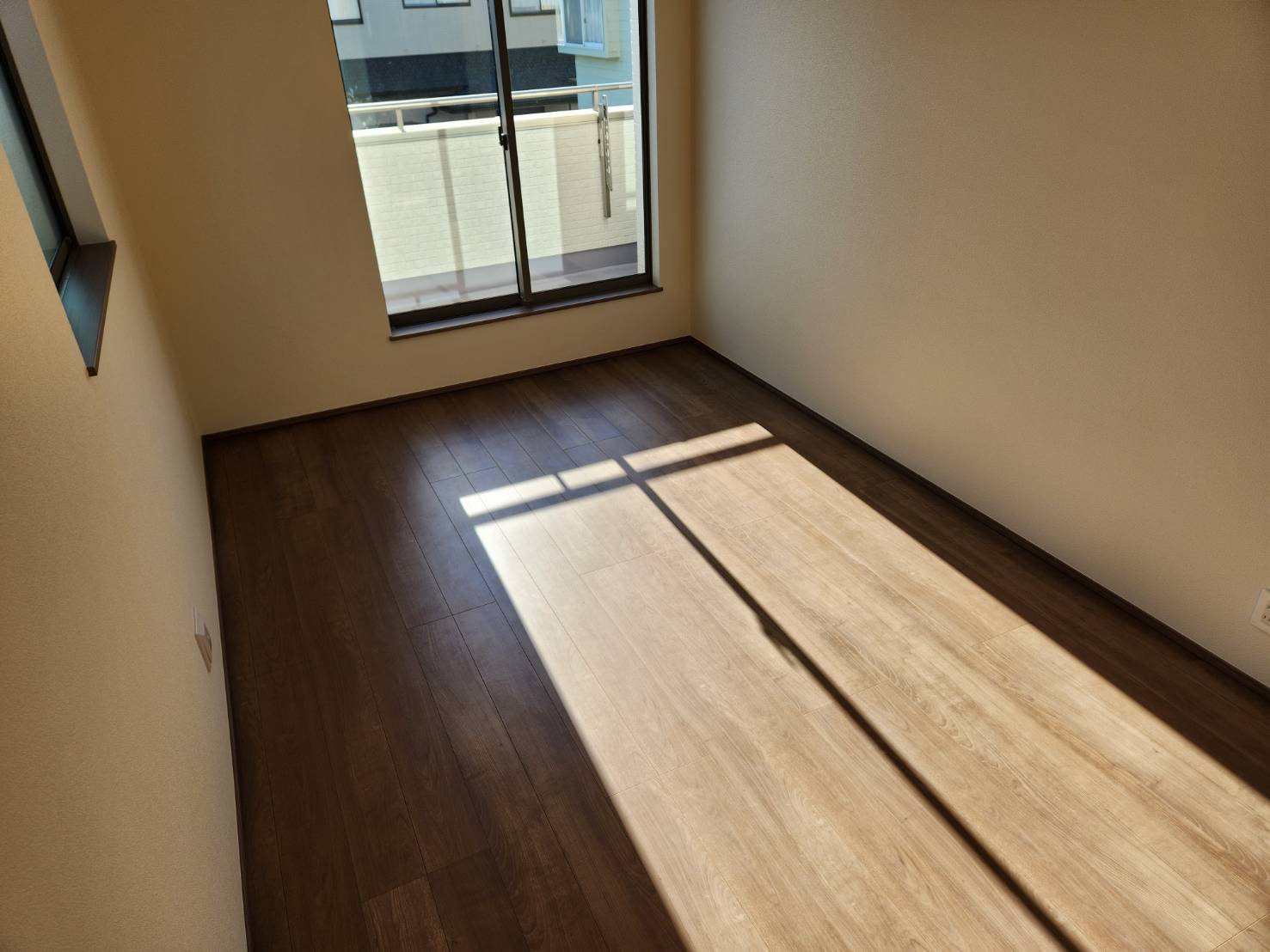 窓のある洋室の床(施工前)